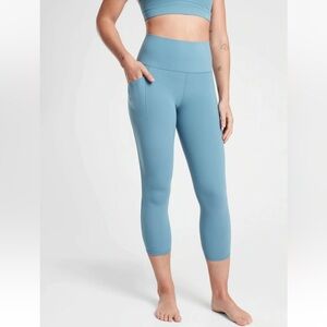 Athleta salutation stash pocket II capri L